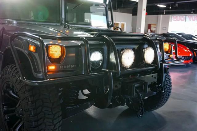 2003 HUMMER H1 Enclosed