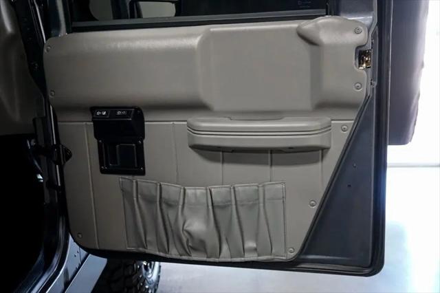 2003 HUMMER H1 Enclosed