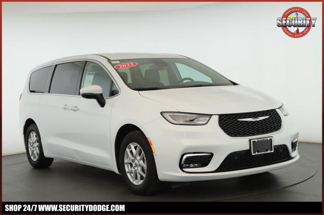 2023 Chrysler Pacifica Touring L for sale in Amityville, NY
