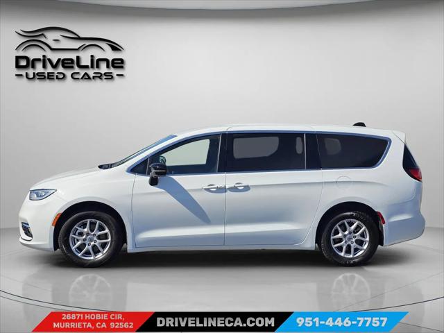 2025 Chrysler Pacifica Select