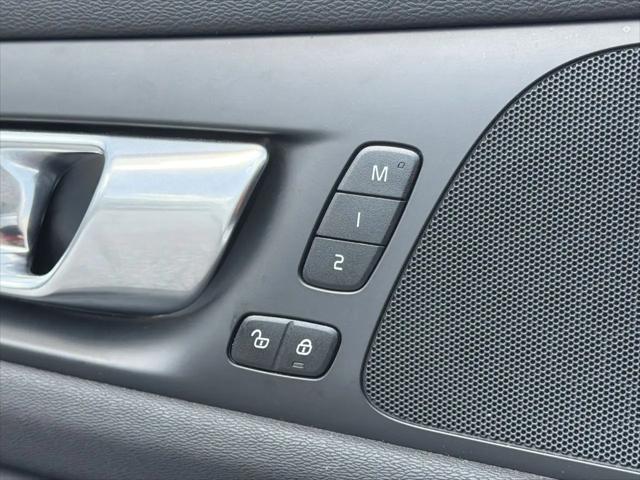 2024 Volvo S60 B5 Core Dark Theme