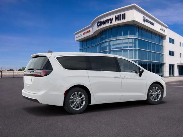 2027 Chrysler Pacifica Select AWD