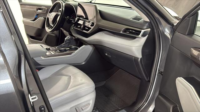 Certified Used 2020 MAGNETIC GRAY MET. Toyota  image 19