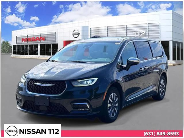 2023 Chrysler Pacifica Hybrid Limited for sale in PATCHOGUE, NY