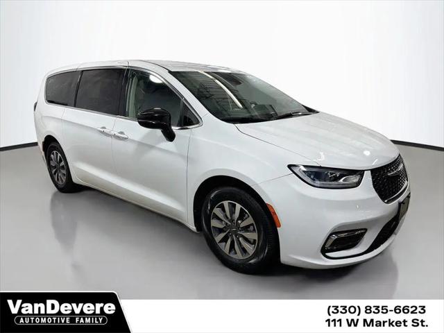 2024 Chrysler Pacifica Hybrid Select for sale in Akron, OH