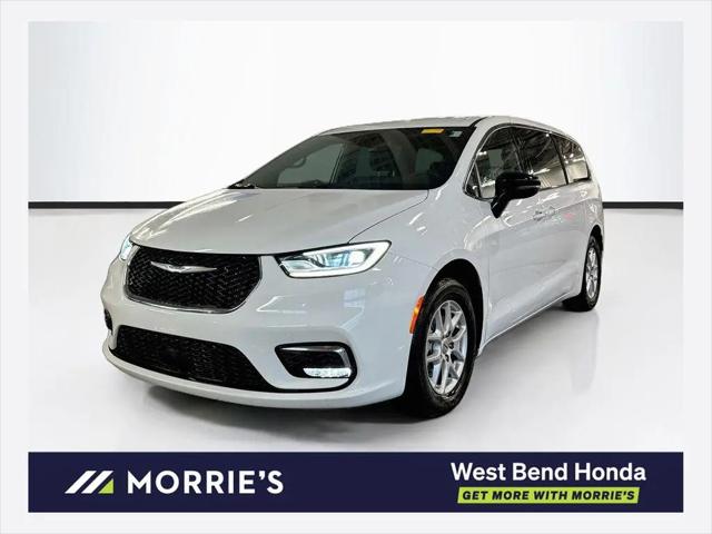 2025 Chrysler Pacifica Select for sale in West Bend, WI
