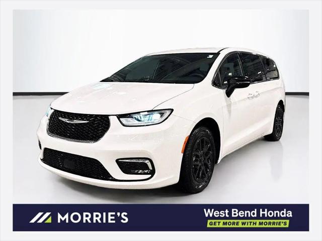 2025 Chrysler Pacifica Select for sale in West Bend, WI