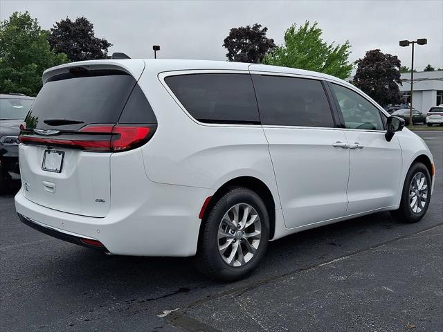 2026 Chrysler Pacifica Select AWD