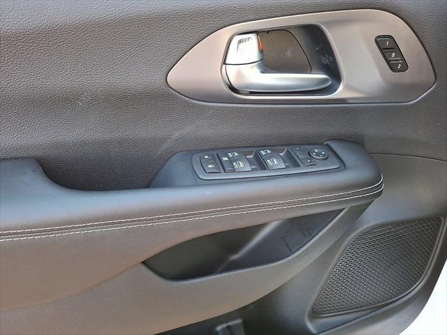 2026 Chrysler Pacifica Select AWD