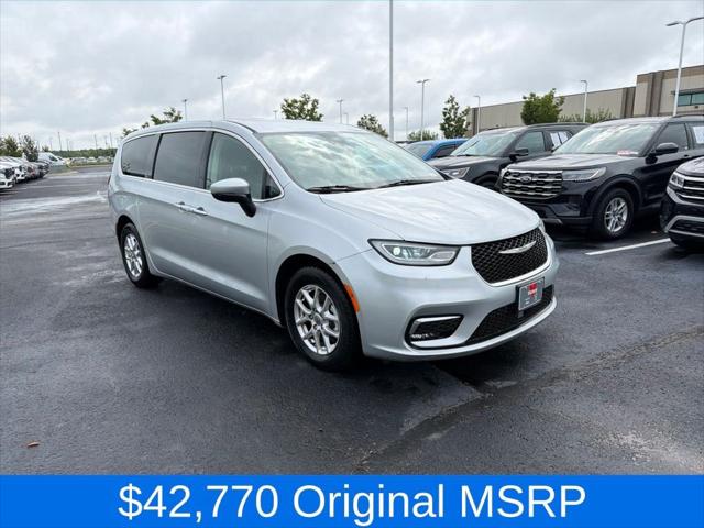 2023 Chrysler Pacifica Touring L for sale in Kansas City, KS
