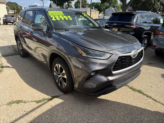 2021 Toyota Highlander XLE for sale in Milwaukee, WI