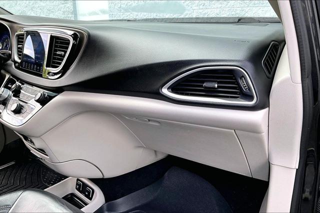 2017 Chrysler Pacifica Touring-L