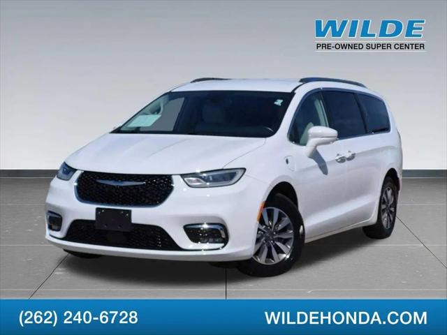 2021 Chrysler Pacifica Hybrid Touring L for sale in Waukesha, WI