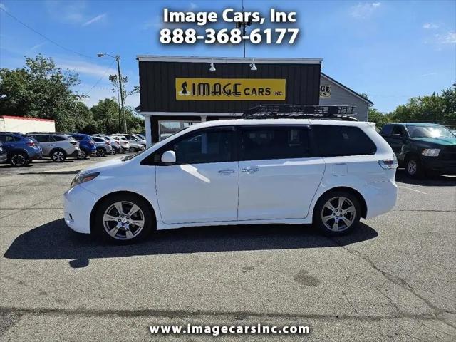 2017 Toyota Sienna SE 8 Passenger for sale in Fort Wayne, IN