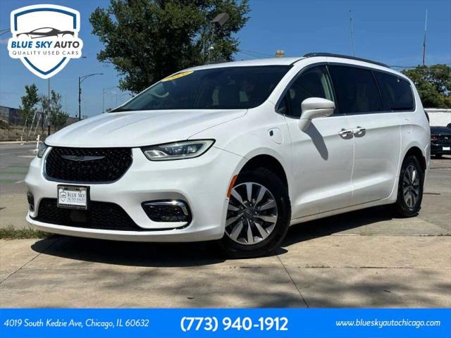 2021 Chrysler Pacifica Hybrid Touring L for sale in Chicago, IL