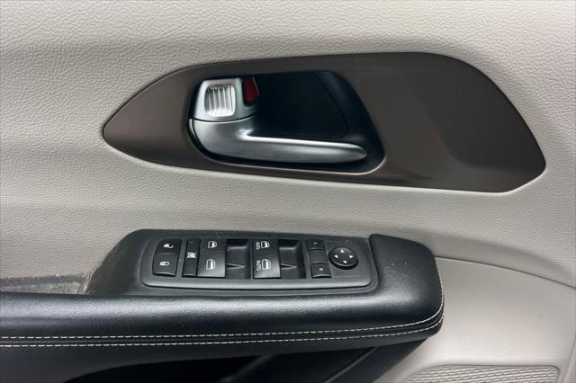 2022 Chrysler Voyager LX