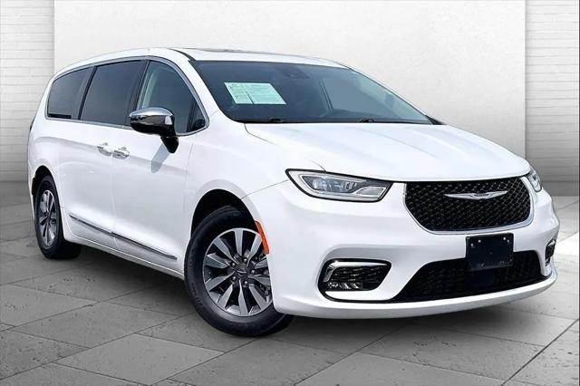 2023 Chrysler Pacifica Hybrid Limited for sale in Independence, MO