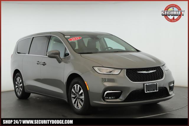 2022 Chrysler Pacifica Hybrid Touring L for sale in Amityville, NY