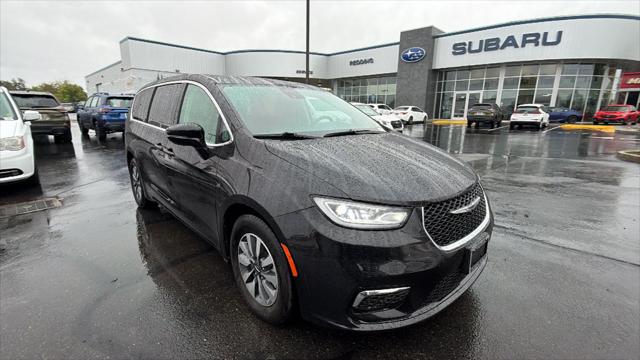 2024 Chrysler Pacifica Hybrid Select
