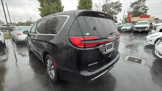 2024 Chrysler Pacifica Hybrid Select