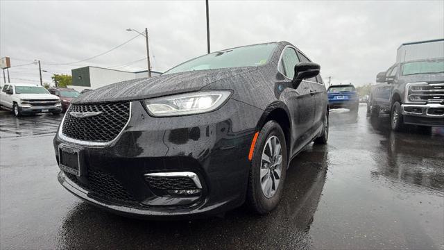 2024 Chrysler Pacifica Hybrid Select