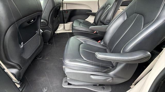 2024 Chrysler Pacifica Hybrid Select