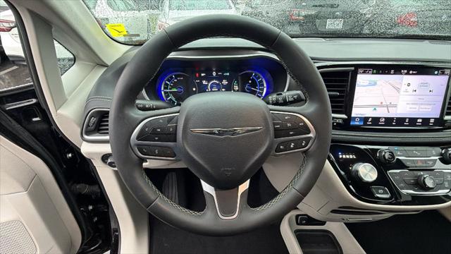 2024 Chrysler Pacifica Hybrid Select