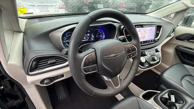2024 Chrysler Pacifica Hybrid Select
