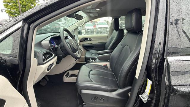 2024 Chrysler Pacifica Hybrid Select