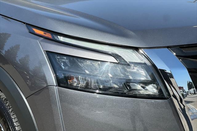 2025 Nissan Pathfinder SL FWD