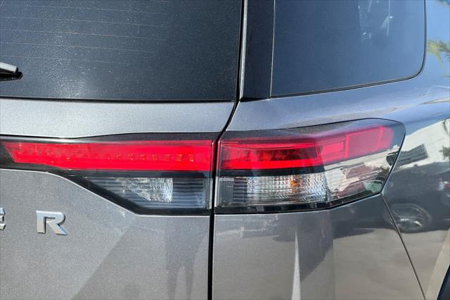 2025 Nissan Pathfinder SL FWD