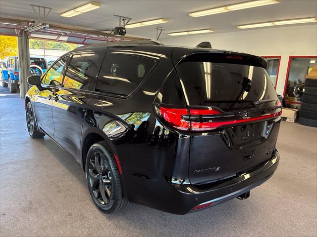 2027 Chrysler Pacifica Limited AWD