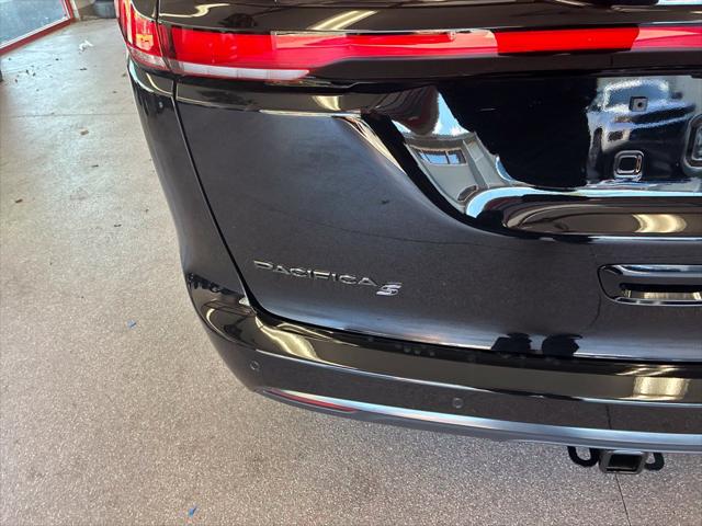 2027 Chrysler Pacifica Limited AWD