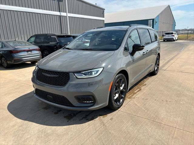 2025 Chrysler Pacifica Limited for sale in Wichita, KS