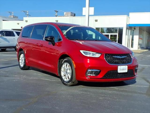 2025 Chrysler Pacifica Select for sale in Carbondale, IL