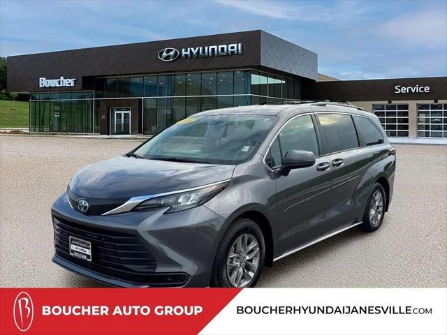 2025 Toyota Sienna LE for sale in Janesville, WI