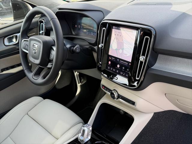 2026 Volvo XC40 Plus, B5 AWD Gas mild hybrid, Dark