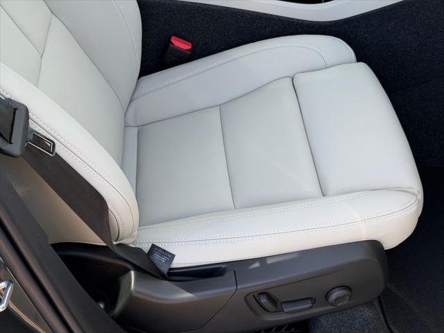 2026 Volvo XC40 Plus, B5 AWD Gas mild hybrid, Dark