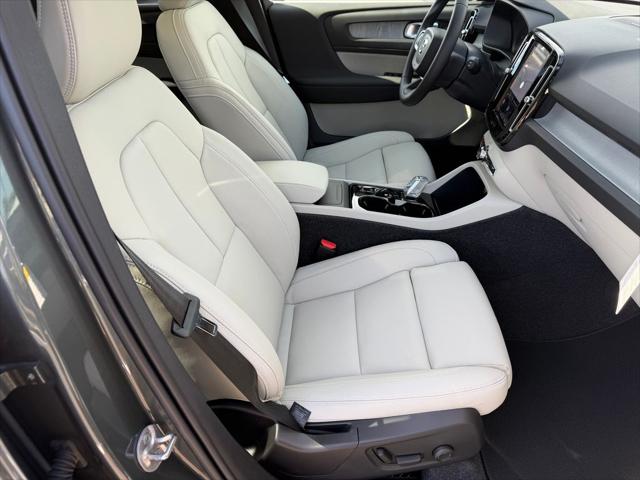 2026 Volvo XC40 Plus, B5 AWD Gas mild hybrid, Dark