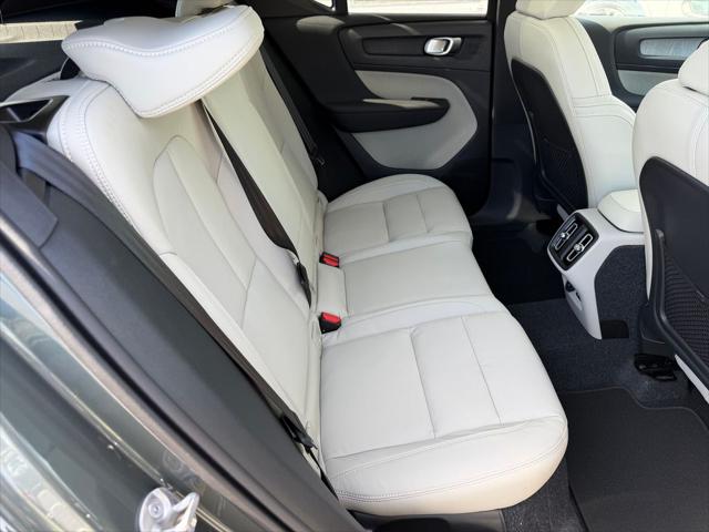 2026 Volvo XC40 Plus, B5 AWD Gas mild hybrid, Dark