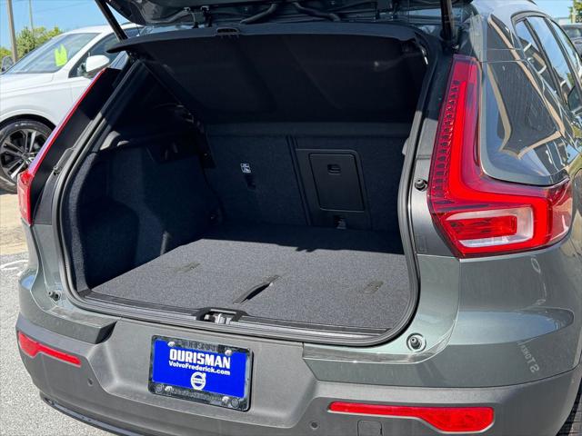 2026 Volvo XC40 Plus, B5 AWD Gas mild hybrid, Dark