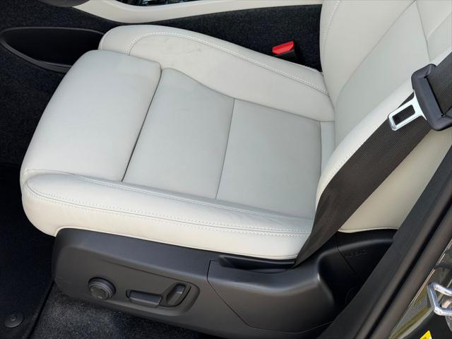 2026 Volvo XC40 Plus, B5 AWD Gas mild hybrid, Dark