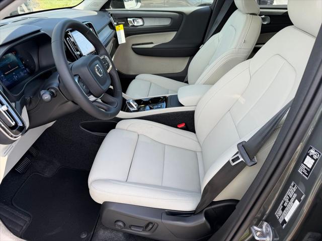 2026 Volvo XC40 Plus, B5 AWD Gas mild hybrid, Dark
