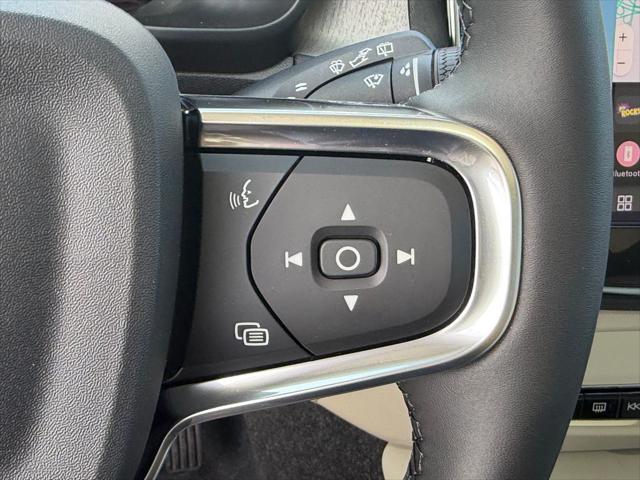 2026 Volvo XC40 Plus, B5 AWD Gas mild hybrid, Dark