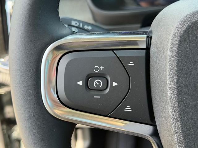 2026 Volvo XC40 Plus, B5 AWD Gas mild hybrid, Dark
