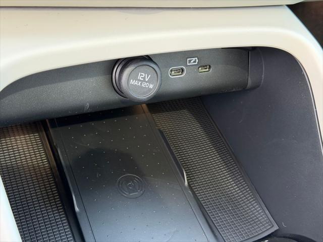 2026 Volvo XC40 Plus, B5 AWD Gas mild hybrid, Dark