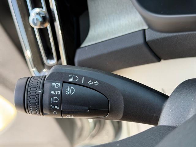 2026 Volvo XC40 Plus, B5 AWD Gas mild hybrid, Dark