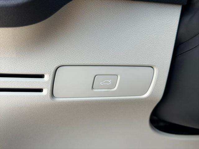 2026 Volvo XC40 Plus, B5 AWD Gas mild hybrid, Dark