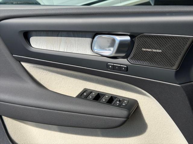2026 Volvo XC40 Plus, B5 AWD Gas mild hybrid, Dark