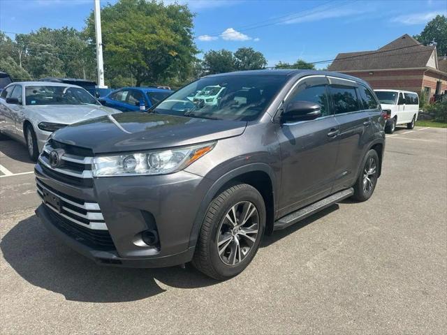 2018 Toyota Highlander LE for sale in Waterford, MI